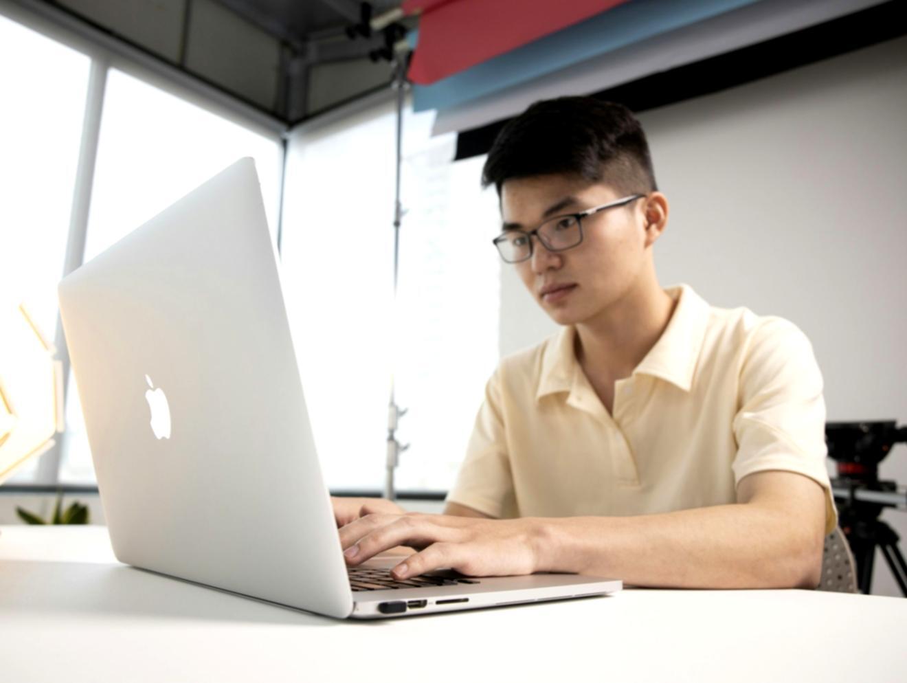 Étudiant travaillant sur des modèles financiers complexes